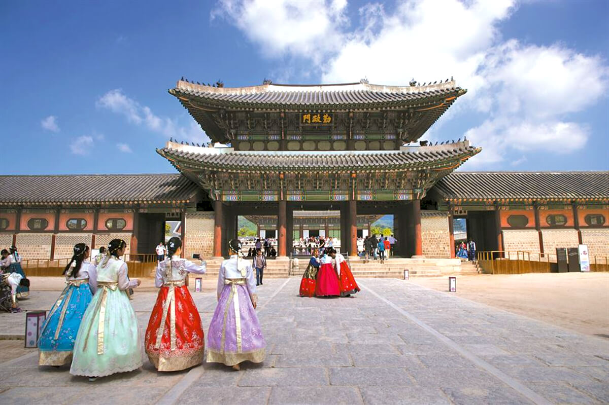 Gyeongbokgung Palace Wearing Hanbok | SKYNET TRAVEL CORPORATION